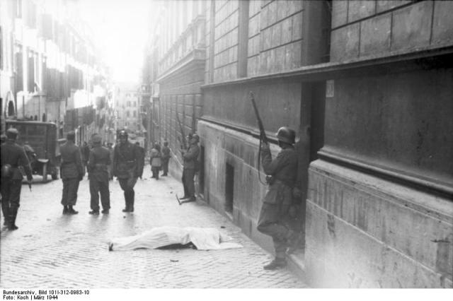 Via Rasella na de bomaanslag van 23 Maart (1944). Foto: Bundesarchiv 